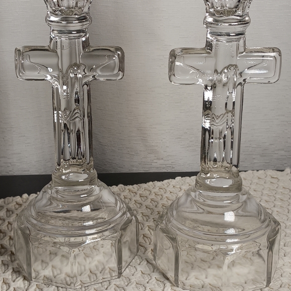 no brand Accents Set Of 2 Glass Jesus On Cross Taper Candle Stick